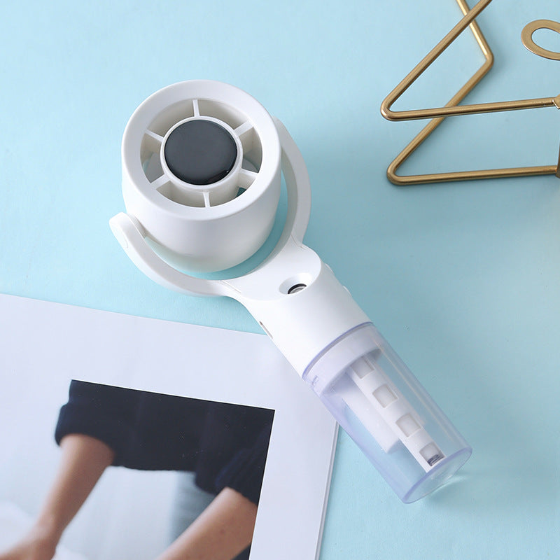 Compact Misting Fan with Water Sprayer – Quiet Adjustable-Speed Personal Cooling for Face, Desk, Gym & Outdoor Summer Days